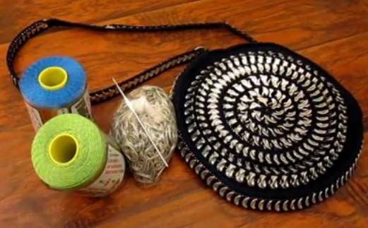 Misericordioso Erudito llegar Cómo hacer bolsos con chapas en ganchillo para ir a la playa :: Bolsos de  playa a crochet con reciclado de anillas de lata
