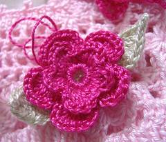 Cómo hacer flores tejidas a crochet para a tus labores de ganchillo :: a paso para tejer de ganchillo en vídeo