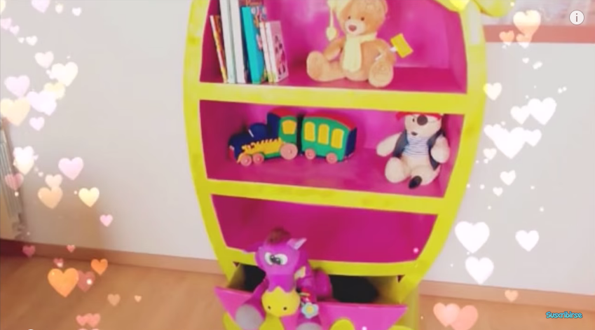Mueble de cartón para guardar los juguetes en el cuarto de los niños -  